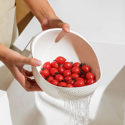 Draining vegetables in double-layer colander