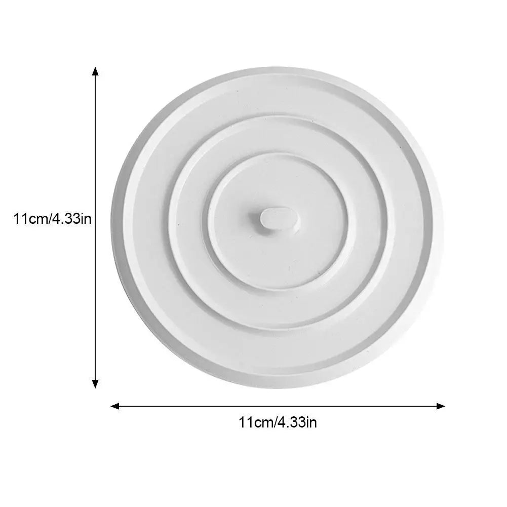 Flat silicone drain plug sealing a bathtub drain