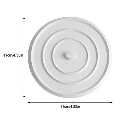 Flat silicone drain plug sealing a bathtub drain